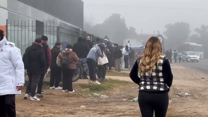 Entre el frío y la espera, la fila avanza lentamente frente a las carpas del predio