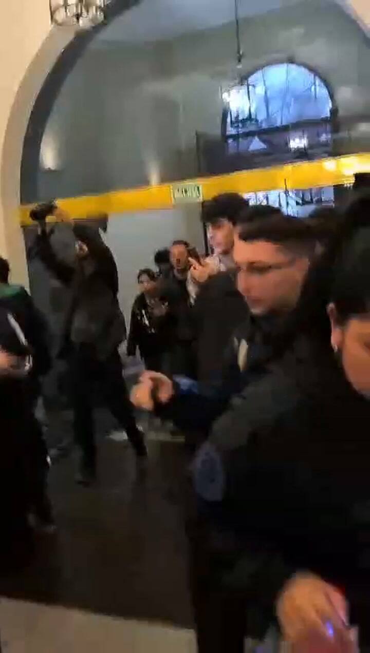 Estudiantes entraron a la Secretaría de Educación e hicieron una sentada para exigir por el financiamiento universitario