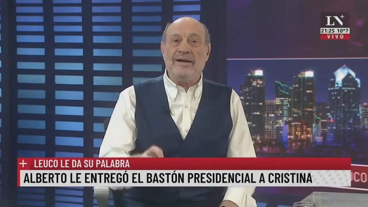 Alberto le entregó el bastón Presidencial a Cristina. Leuco le da su palabra.