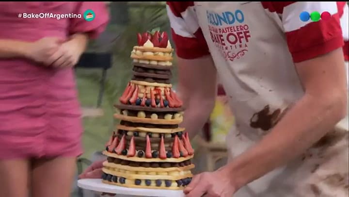Facundo llevó una torta que alcanzó lo 35 centímetros - Fuente: Telefe