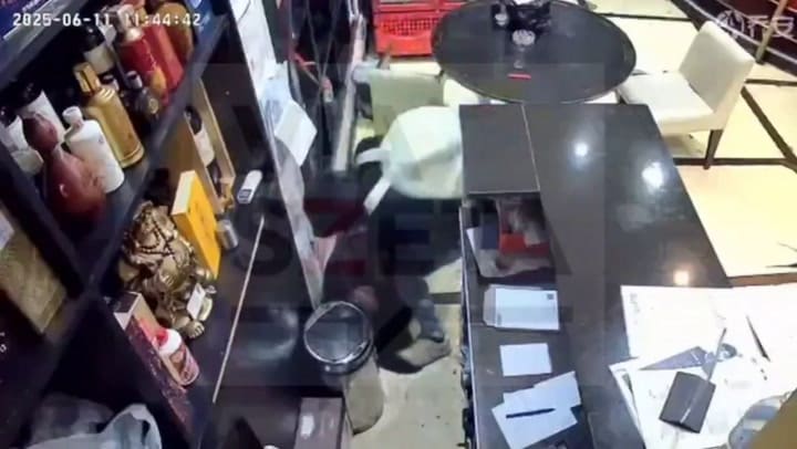 El momento en que un hombre apuñala a su exjefe
