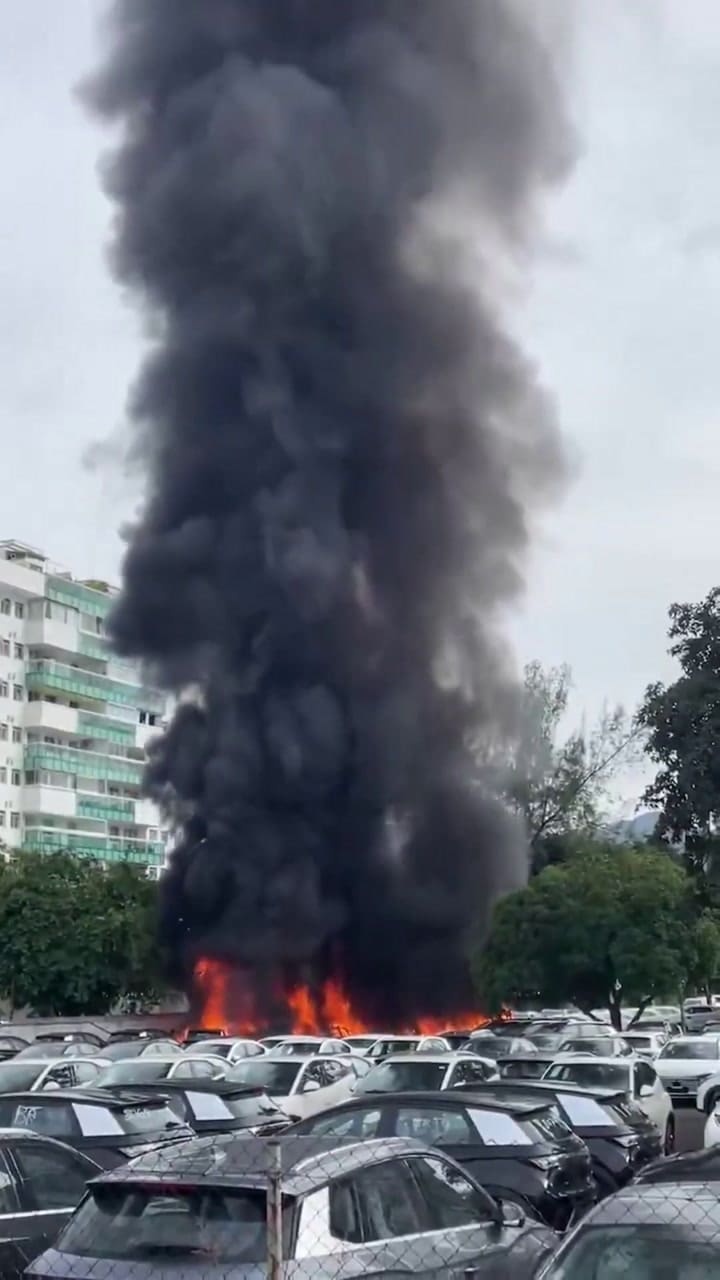 El incendio de los vehículos tras el choque entre dos helicópteros