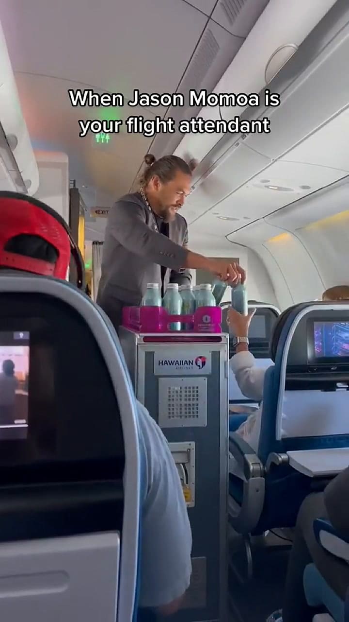 Jason Momoa, el flight attendant menos esperado