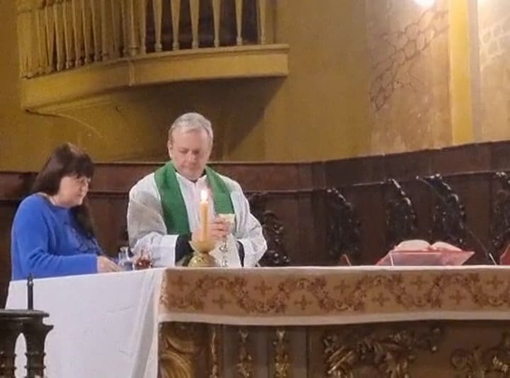 Las imágenes del sacerdote denunciado durante una misa en Córdoba