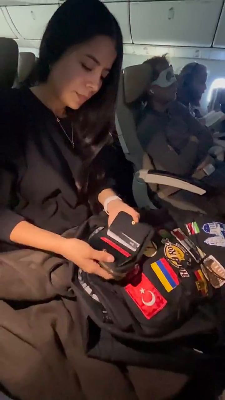 Una colombiana reveló todo lo que hace para viajar cómoda en los trayectos largos en avión