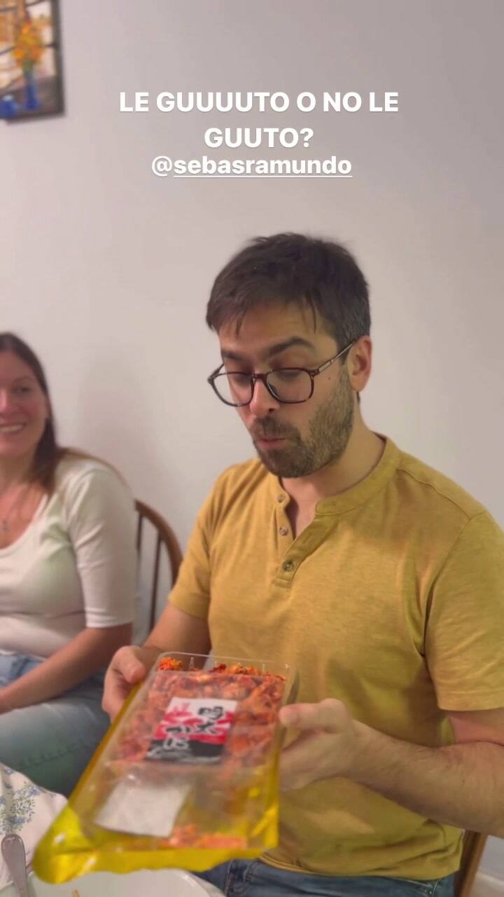 La reacción de la familia de Sofía Pachano al probar los cangrejos picantes