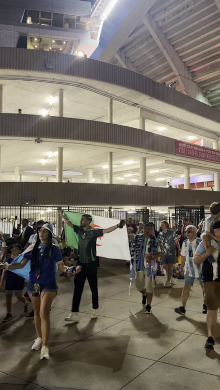 Así se retiraban los hinchas del estadio en Kansas (Crédito: Matías Boela)