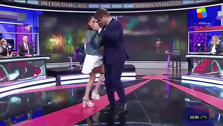 En su debut como conductor de Intratables, Andino bailó tango con Mora Godoy - Fuente: América TV