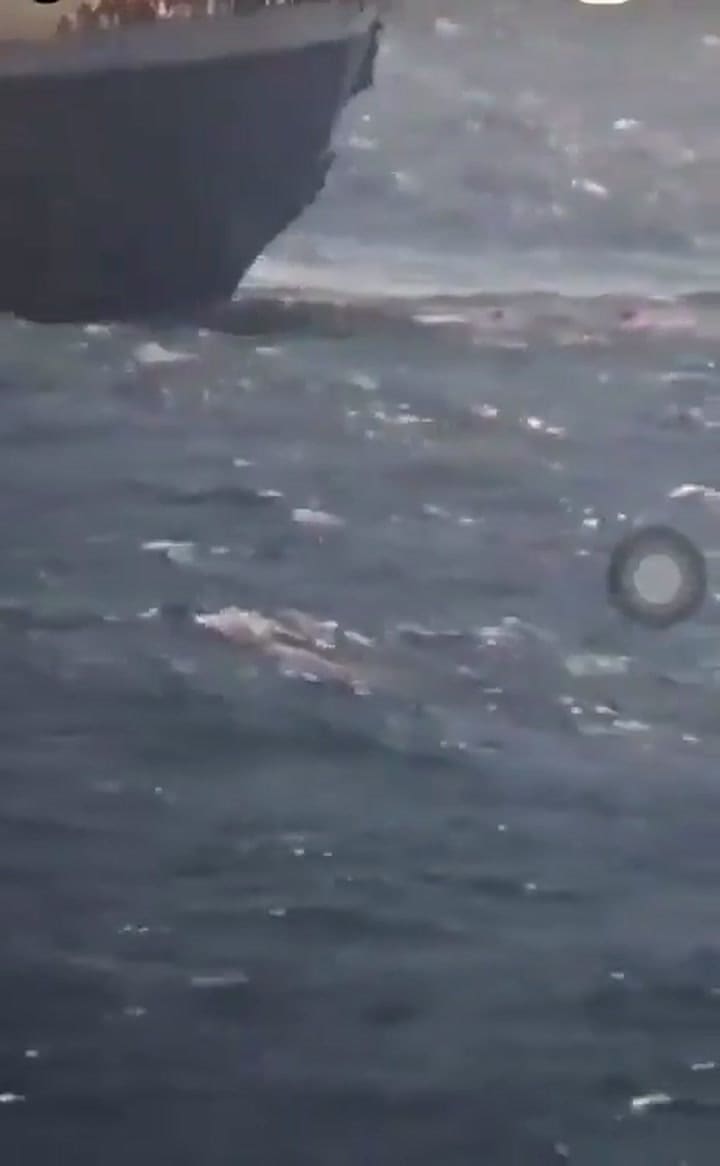 Algunas de las personas que se encontraban en el barco decidieron saltar del mismo