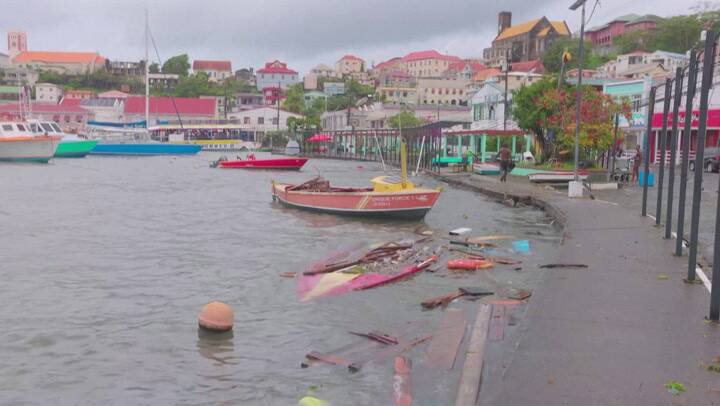 barcos sumergidos y escombros en el puerto de Granada después del paso del huracán Beryl