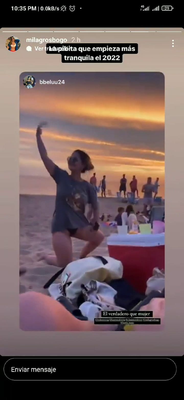 Enojada, una joven le pinchó la pelota a un grupo de chicos que jugaban al fútbol en la playa