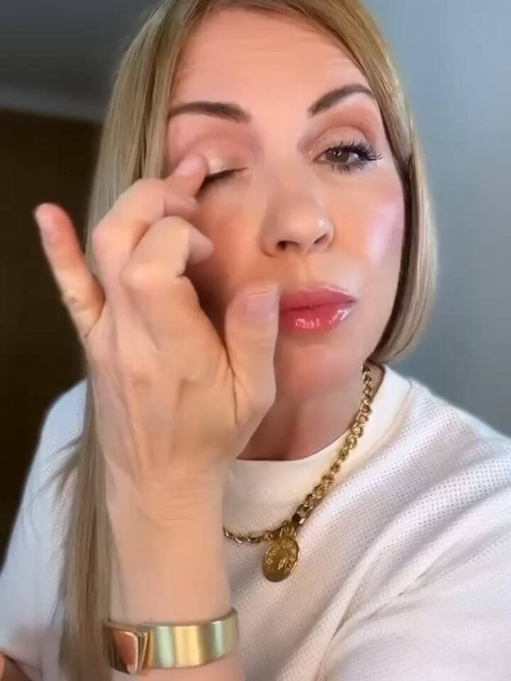 El truco definitivo de las maquilladoras para eliminar el párpado caído y abrir la mirada