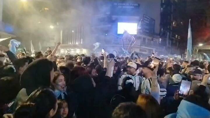 Fiesta popular en la avenida San Martín de Caseros