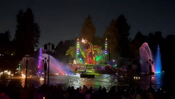 Se incendia dragón en Disneyland, California