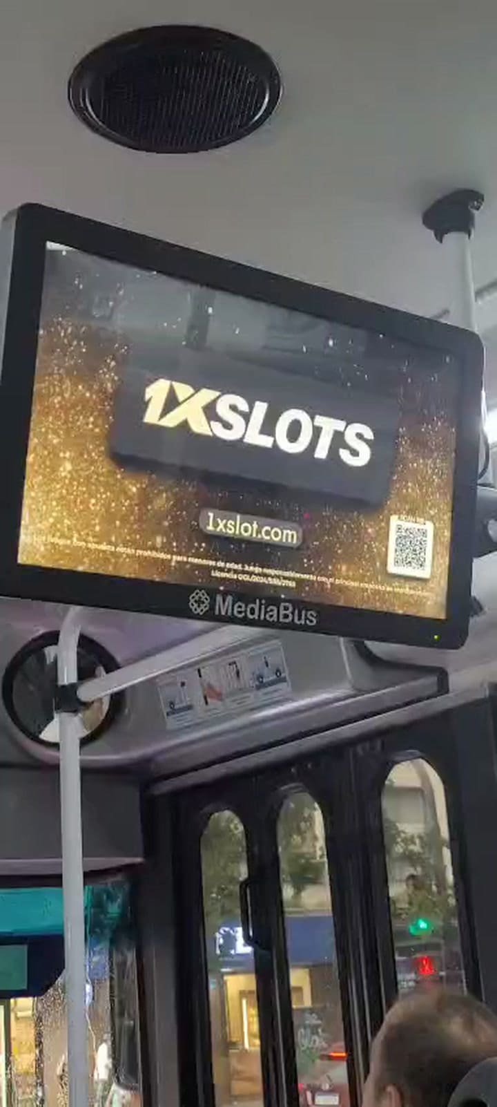Video de publicidad de un sitio de apuestas ilegal, en el colectivo línea 64, incluido en un expediente judicial