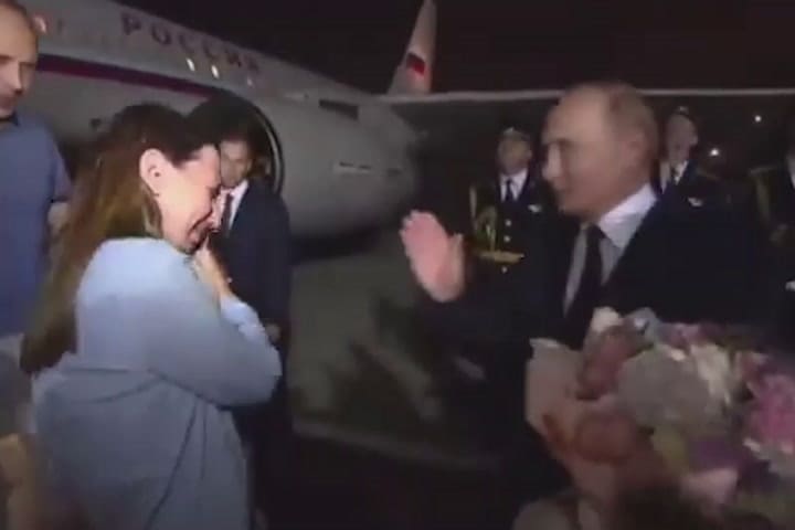 (GIF) Putin le dió a la bienvenida a unos espías que regresaron al país