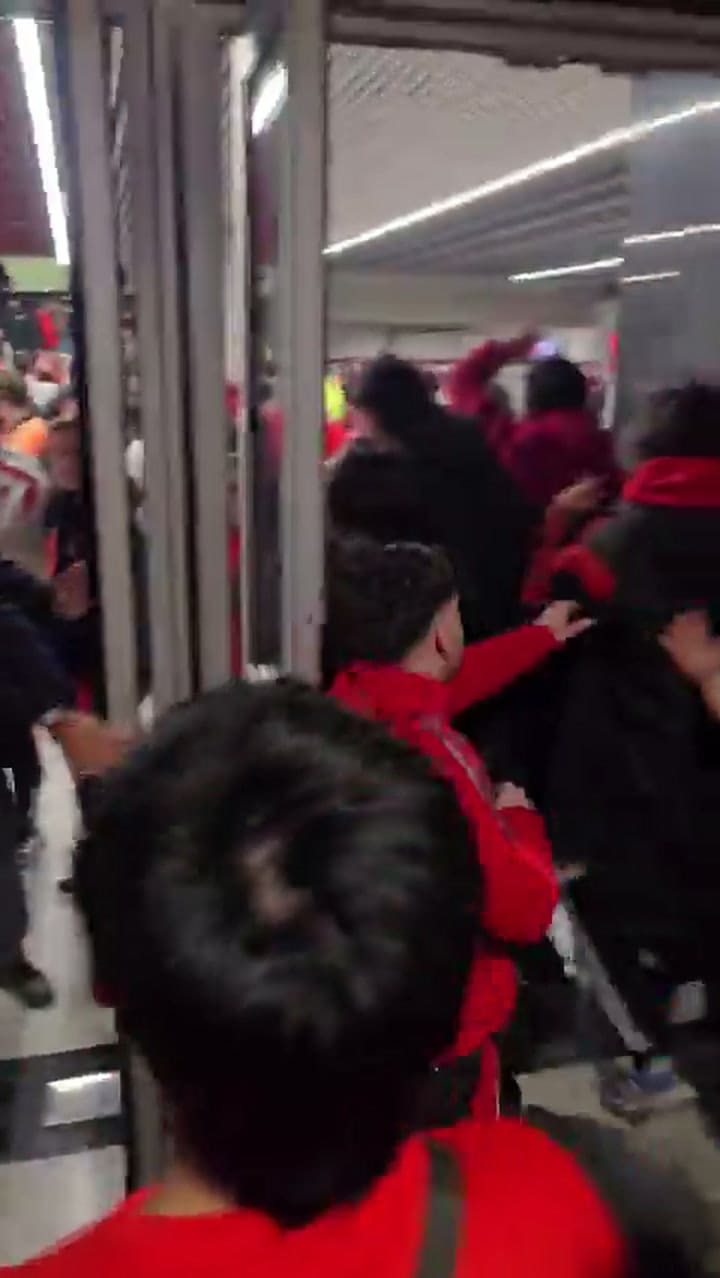 Un grupo de hinchas cantó contra la dirigencia en un hall de River y un dirigente forcejeó con algunos de los presentes (Fuente: X fnemerwulff)
