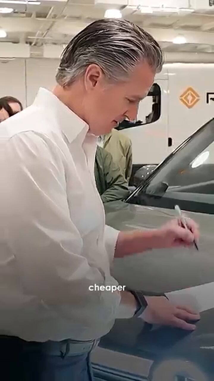 La medida de Gavin Newsom para otorgar reembolsos en la compra de autos eléctricos en California