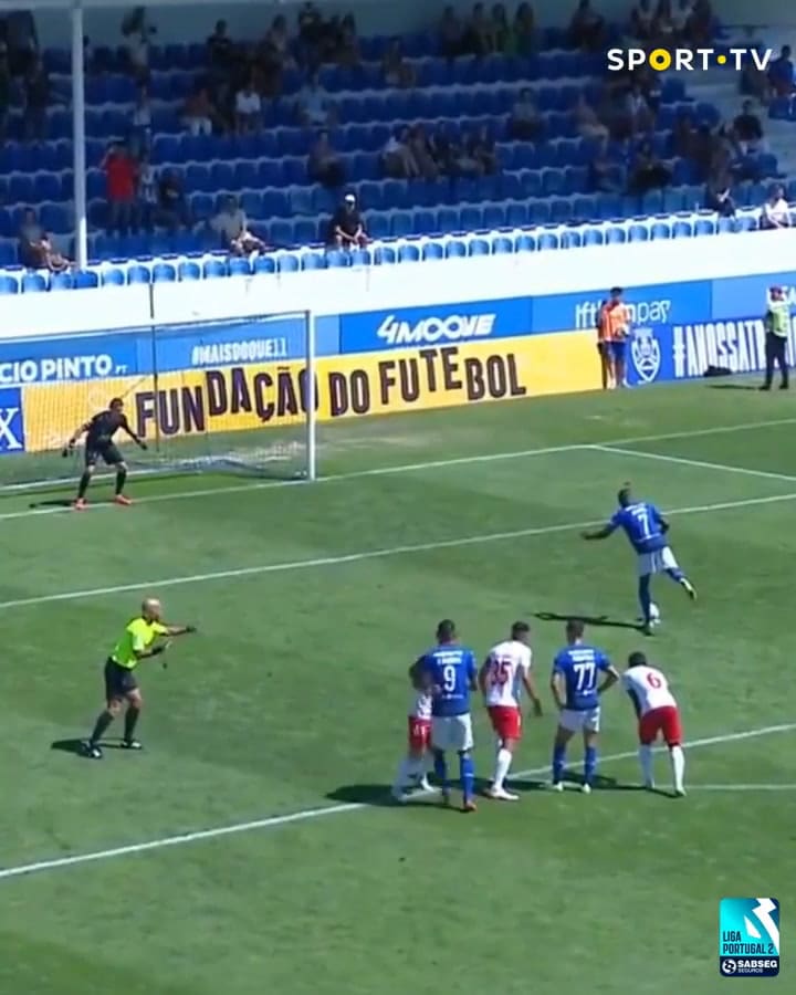 “Estatua”. Quiso innovar para patear un penal, el arquero lo dejó en ridículo