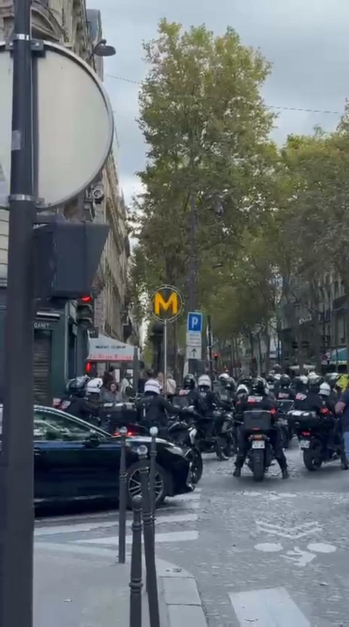 La policía en medio de los disturbios en París