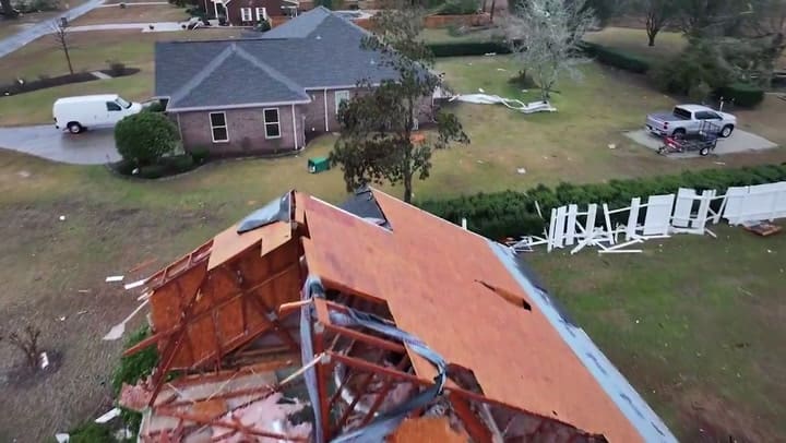 Un tornado dejó daños materiales al cruzar por la ciudad de Marianna, Florida
