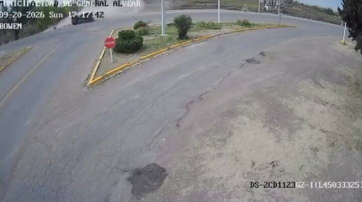 El momento del accidente registrado por una cámara de seguridad