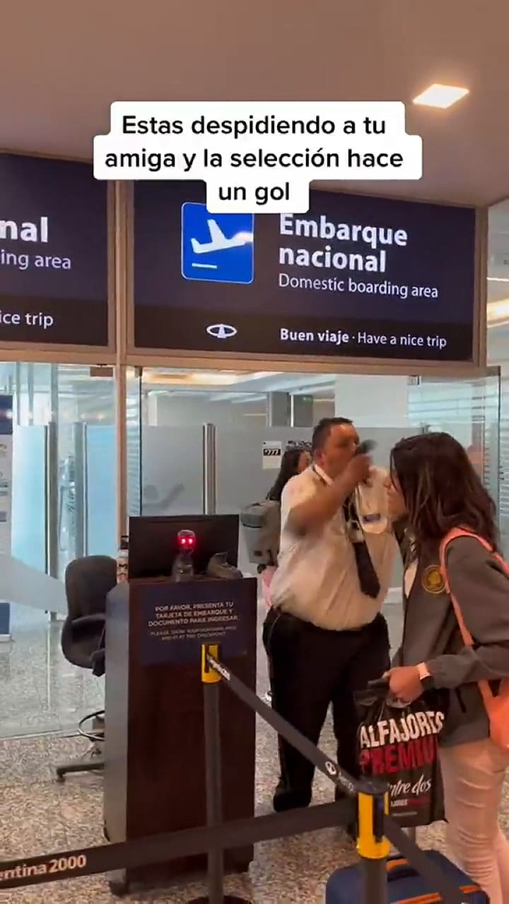 El guardia encargado del filtro de abordaje abandonó su puesto para celebrar un gol