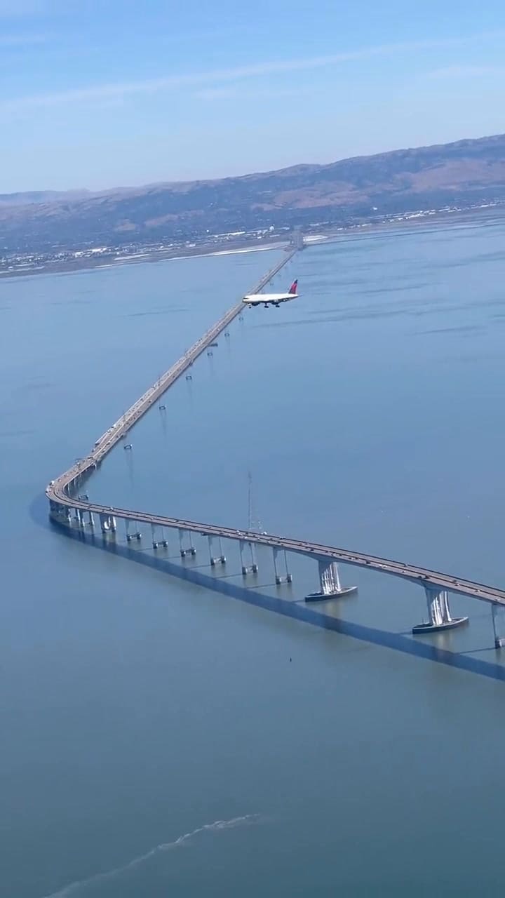Pasajero capta avión congelado en el aire