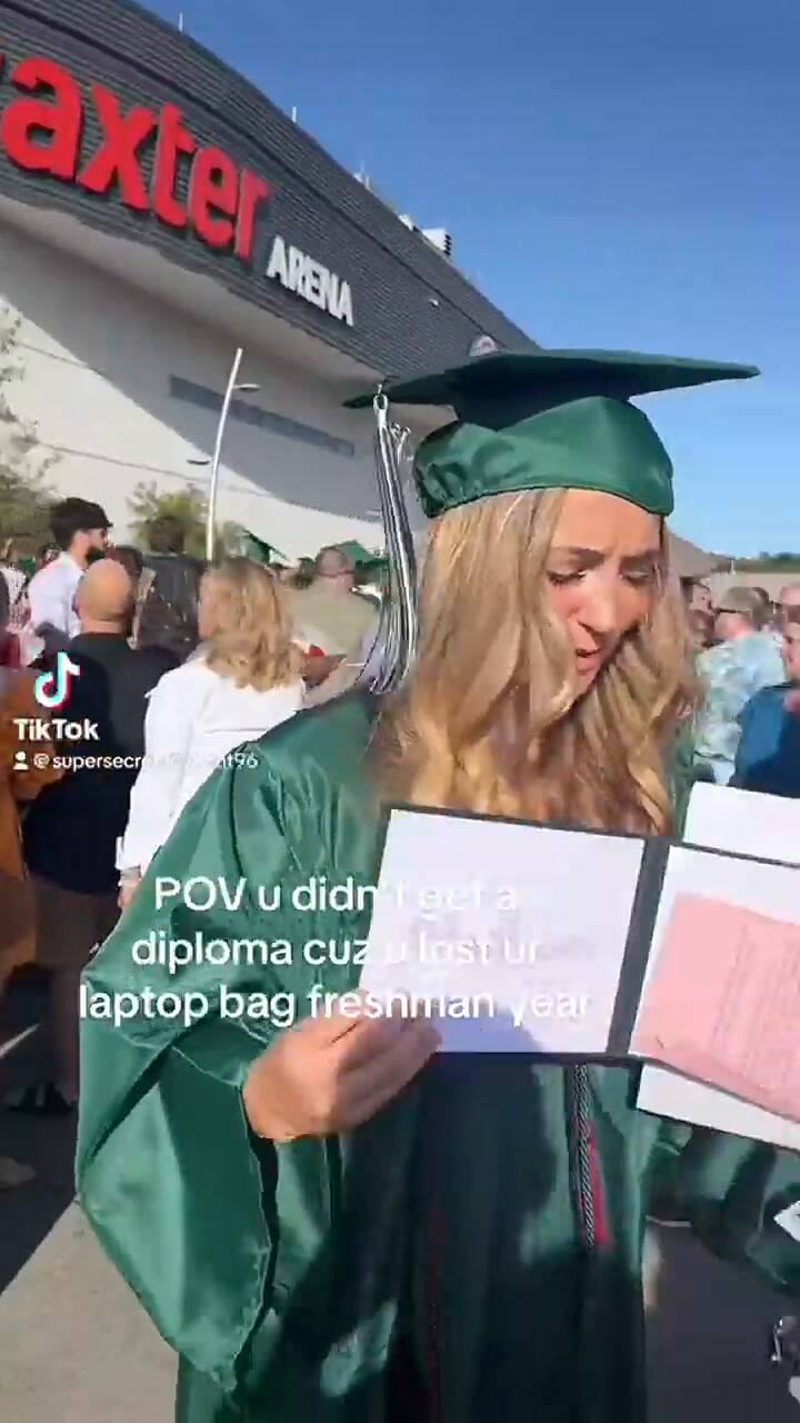 Una joven no pudo recibir su diploma de graduación por una deuda de U$15