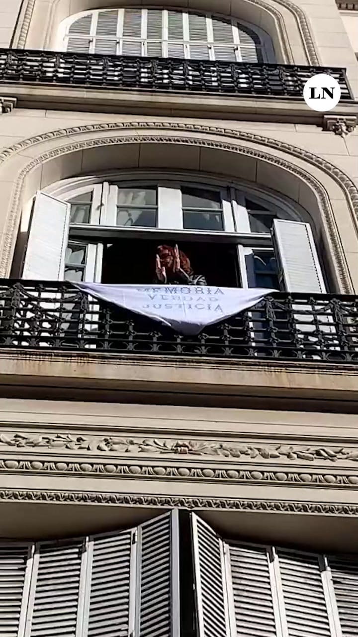 El cortejo fúnebre de Taty Almeida pasó por el domicilio de Cristina Kirchner en Constitución. Crédito: @leovacaleovaca