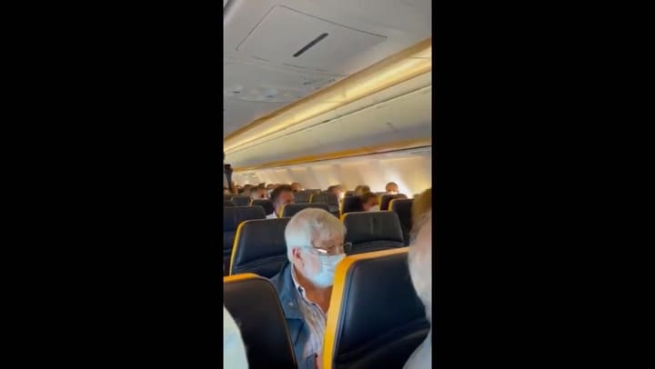Una mujer se negó a usar barbijo en el avión y terminó a las patadas