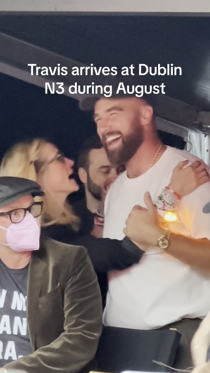 El momento en el que Julia Roberts le hace cosquillas a Travis Kelce