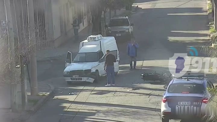 Violento choque de una moto con un utilitario en Córdoba