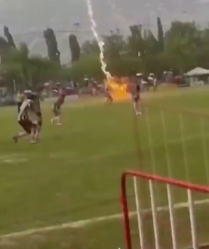 Un futbolista de 24 años murió tras ser alcanzado por un rayo en pleno partido