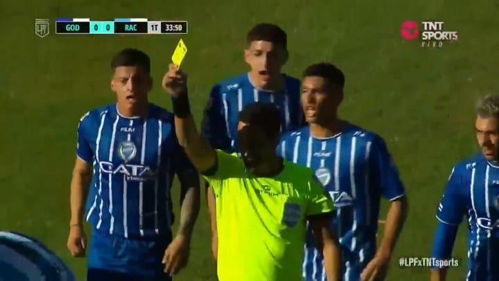 Patada descalificadora de Chancalay. Revisión en el VAR y expulsión.