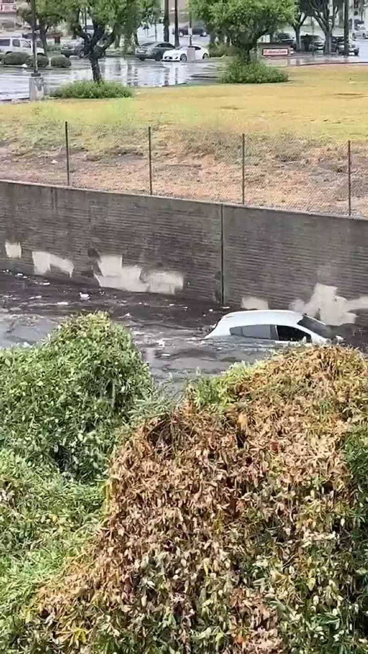 Por las intensas tormentas crece cuadal del río en Los Ángeles y se lleva autos