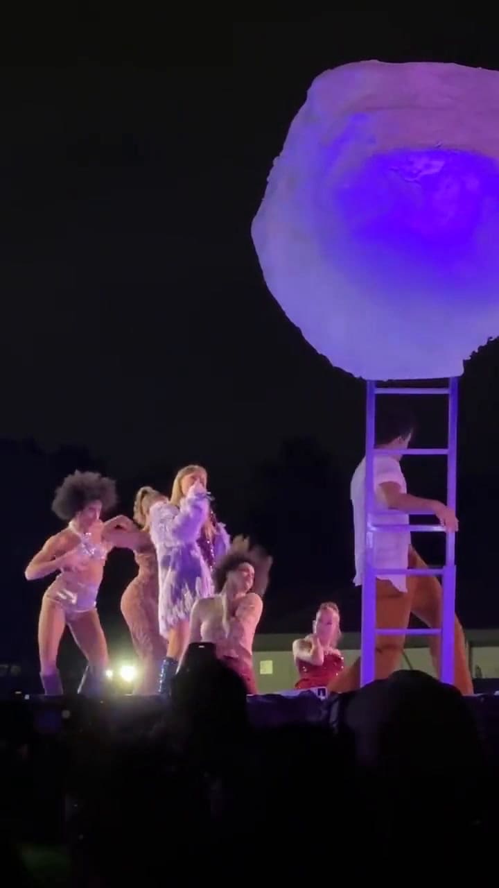 Las redes estallaron por el parecido a Chayanne de uno de los bailarines de Taylor Swift