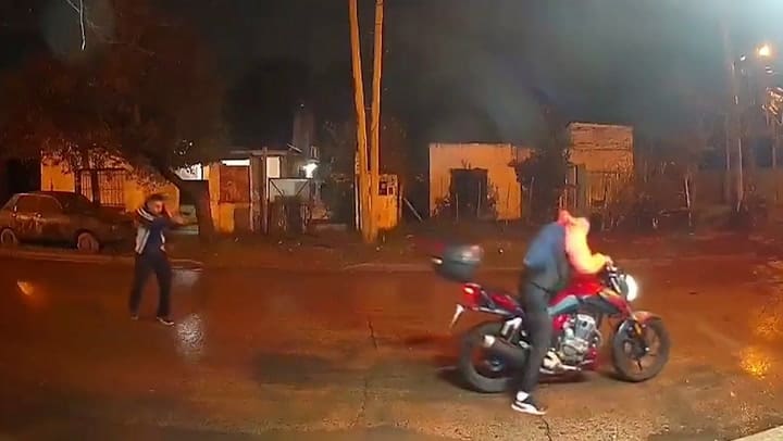 Gif: un policía mató a motochorro que intentó asaltarlo mientras viajaba en moto con su novia