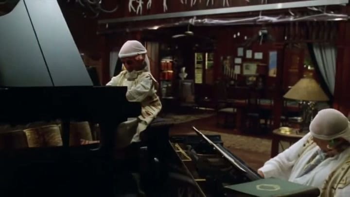 Nelson toca el piano en La Isla Del Dr. Moreau (1996)