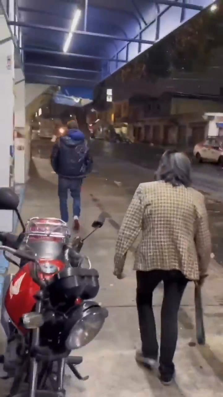 Fue a buscar a su hijo a un bar y lo sacó a cintazos
