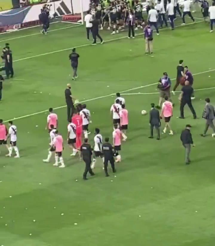 La agresión de Maxi Salas a un particular tras la derrota en el superclásico