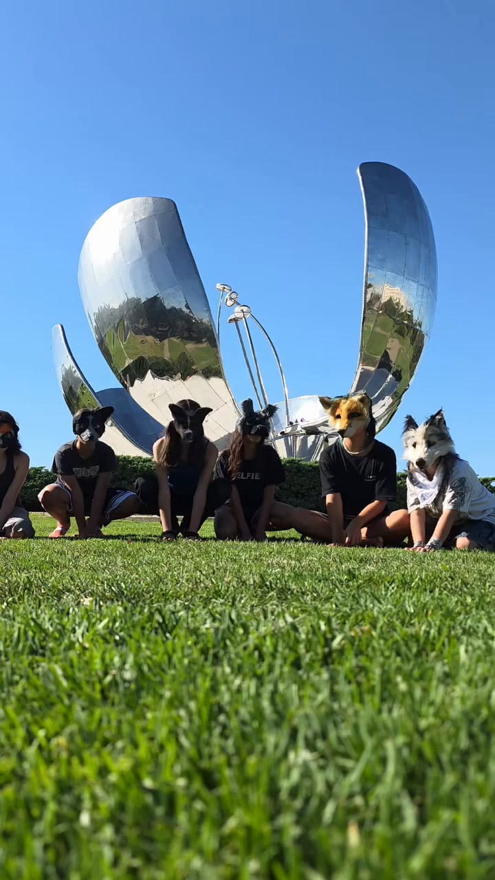 Grupo de therians en la Floralis Genérica