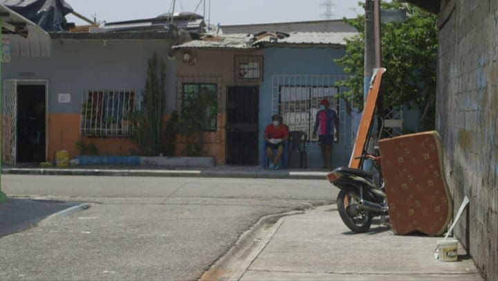 Continúa el drama para familiares de fallecidos por coronavirus en Guayaquil - Fuente: AFP
