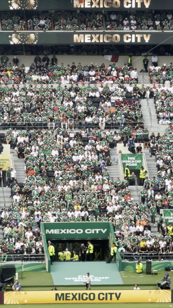 El ambiente en el Azteca durante la victoria parcial de México ante Sudáfrica