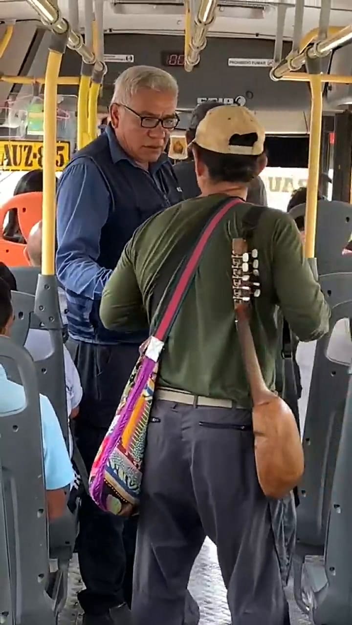 Discusión entre un chofer y un músico callejero por el pasaje