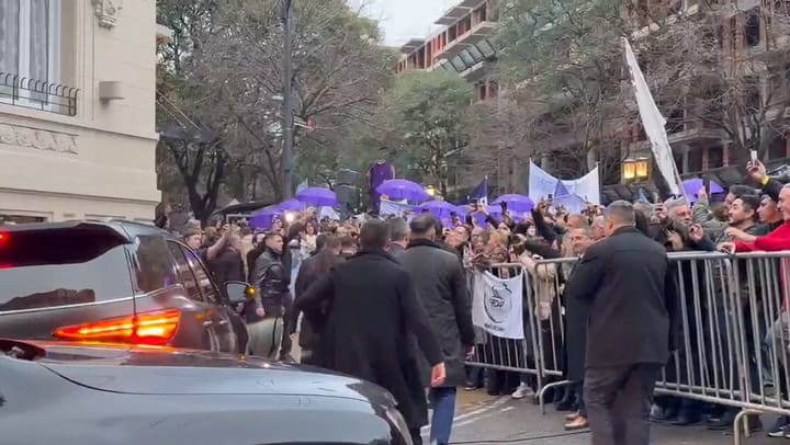 El saludo de Karina Milei durante la apertura del local libertario de la Provincia