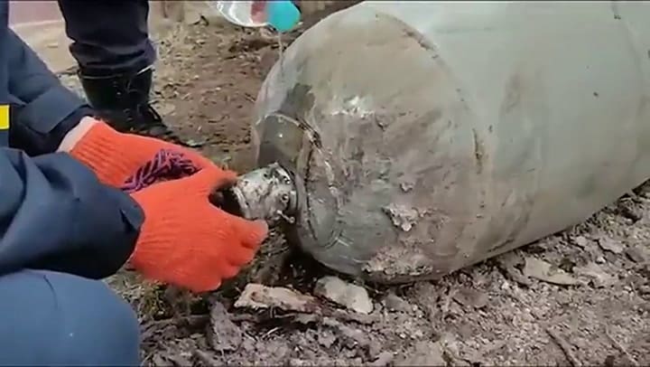 El momento en que dos especialistas ucranianos desactivan una bomba rusa con sus manos