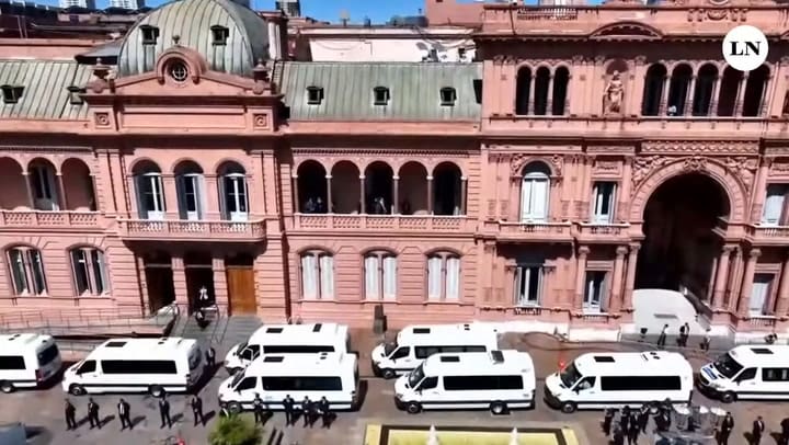 Desde El Balcón De La Casa Rosada, Milei Entonó Una Canción De La Renga Y Le Habló A La Militancia