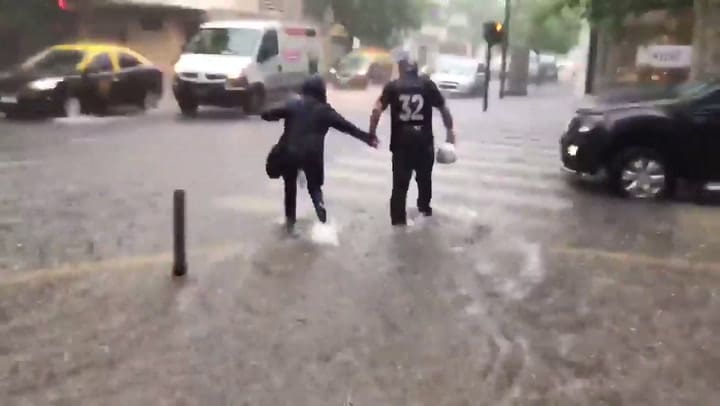 Impresionante inundación en Palermo - Video: Twitter @mmgarciascarano