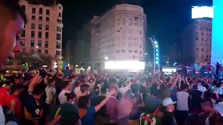 Multitudes en el Obelisco para despedir a Diego Maradona